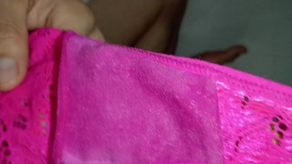 INFIEL CHUPANDO BRAGAS MOJADAS ROSA, SUMISA, PRIMER PLANO