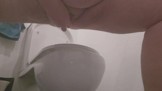 BBW PLAYS WITH PUSSY ON THE TOILET WITH TOY AT WORK 💋