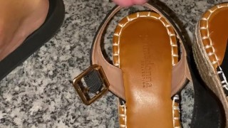 Dopo una lunga serata si toglie i sandali e vuole che gli sborro tutti per il giorno dopo 👡🤤