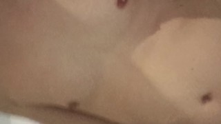 Subiendo las escaleras para la habitación del hotel