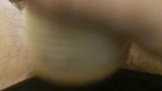 Mec tatouer baise une belle chatte jusqu’à l’orgasme fleshlight