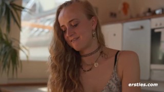 Ersties - Höhepunkt mit Latexbody und Netzstrumpfhose in Gartenidylle