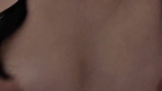 Flaca de 19 años cogiendo y gimiendo en el baño sin condón