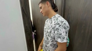 Doy una rica follada con mi enorme polla a mi india hermanastra a cambio de ayudarle con la limpieza