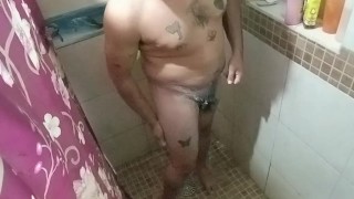Solo por la noche gordo se graba duchandose y pajeandose hasta terminar