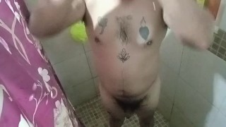 Solo por la noche gordo se graba duchandose y pajeandose hasta terminar