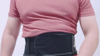 Caliente haciendo ejercicio, ejercitando todo tipo de músculos.