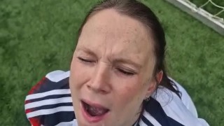 Hübsche Mutter lässt sich beim Fussball ins Gesichts spritzen