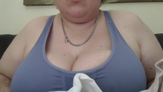 zorra caliente enseña sus tetas para follar con todos/as