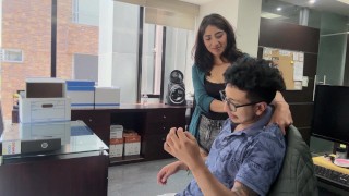 Mi compañero de oficina me ayuda a relajarme 🔥