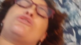 CORNO COME A ESPOSA ENQUANTO ELA CONTA TUDO OQUE APRONTA