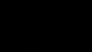 在寒冷的天气，主人用小母狗的身体取暖。