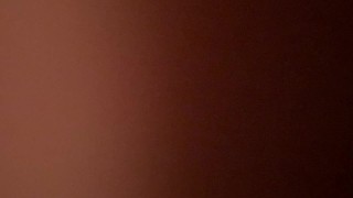 在寒冷的天气，主人用小母狗的身体取暖。