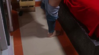 Mi hermanastro se esconde para observar mi culo mientras me cambio🍑