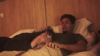 Me acuesto con mi hermanastro a mirar una peli pero las cosas se ponen raras y el se calienta mucho