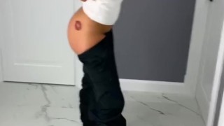 Огромная попа милфы Елоди