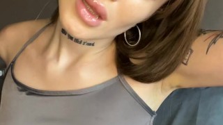 Beautiful bitch shows her tits💕