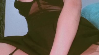 A esta chica le fascina masturbarse sola en su habitación después de bañarse