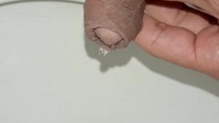 hombre joven desesperado pissing, erección matutina, primer plano