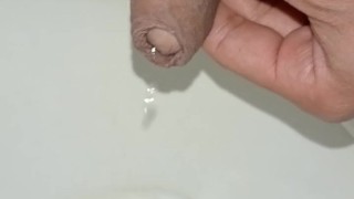 hombre joven desesperado pissing, erección matutina, primer plano
