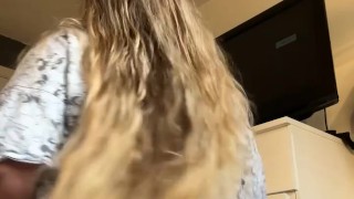 White girl shaking ass