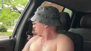 Conductor Uber masturba en su coche su enorme polla mientras un extraño se acerca a mamarlo