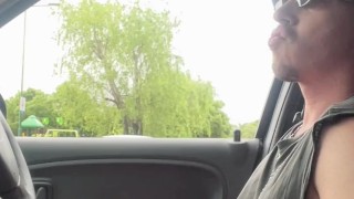 Conductor Uber masturba en su coche su enorme polla mientras un extraño se acerca a mamarlo
