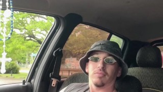 Conductor Uber masturba en su coche su enorme polla mientras un extraño se acerca a mamarlo