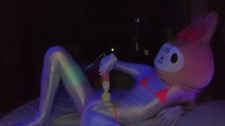 暗闇で淫らに映えるマイクロビキニ！マイ○ロディ(♂️)が暗闇でオナニーしてみた💡腰ガクガクしながらイクとこ見てて…💓【サ○リオドピューロランド】【ハロウィン】