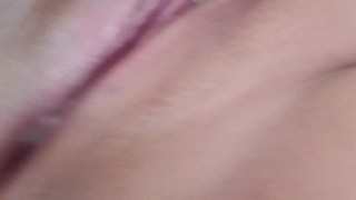 تفرك كسها وتنزل شهوتها وتصور لزوجها