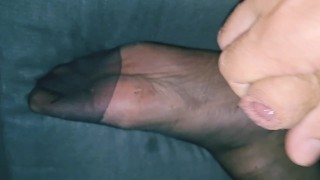 Fuck my nylon feet and cum on feet