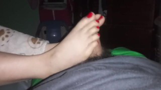 No se pudo contener a mi pequeña verga y me pajea la polla