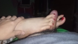 No se pudo contener a mi pequeña verga y me pajea la polla