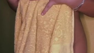 Menina brasileira depois do banho mostrando seus peitos e bunda grandes