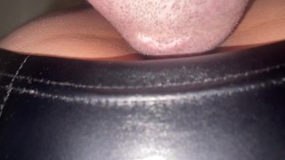 Mature mom came in a skirt without panties and teaches how to lick pussy