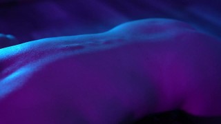 JEU DE CIRE BDSM - Elle est nue et il la recouvre de cire chaude