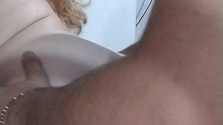 Toda vez que chamo ele pra beber comigo ele não aguenta e acaba me fodendo todinha amador sem cortes