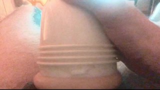 Je deviens excité pendant que je lèche sa chatte et me masturbe fleshlight