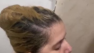 Esqueci a toalha no quarto e pedi a do vizinho da pensão emprestada e ele veio gozar na minha cara🔥