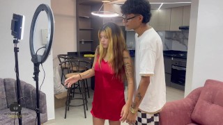 Ayudo a mi linda hermanastra con sus redes sociales y terminamos follando duro hasta venirme adentro