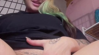 Moment intense avec mon Bad dragon sur mon fauteuil rose