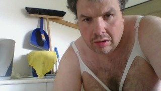 Im weißen Still-BH mit Nippel-Saugern