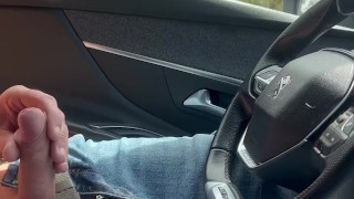 Je masturbe ma grosse bite dans la voiture et grosse ejaculation risquée en extérieur 🍆💦🤤