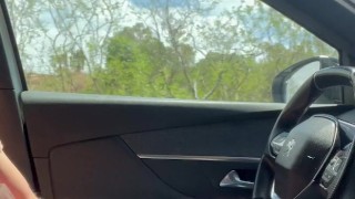 Je masturbe ma grosse bite dans la voiture et grosse ejaculation risquée en extérieur 🍆💦🤤