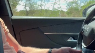 Je masturbe ma grosse bite dans la voiture et grosse ejaculation risquée en extérieur 🍆💦🤤