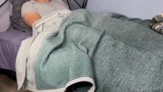 Termino de estudiar y entre sueños húmedos se me pone dura la verga y me masturbo