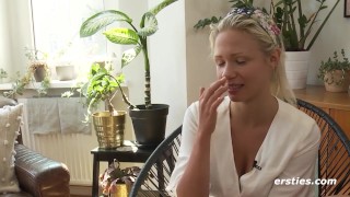 Ersties - Die blonde Gabi weiß genau, was sie anmacht