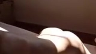 Joven twink blanco se da sol anal en el culo