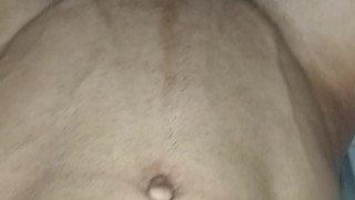 hombre desesperado pissing, largo y placentero, orinando en un vazo plastico,  pene venozo