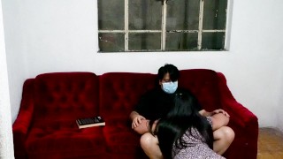 Empleada doméstica provoca a su joven empleado porque quiere que la llenen toda